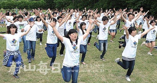 울산시청소년활동진흥센터 소속 나라사랑 동아리 학생들이 현충일 의미를 되새기는 ‘플레쉬몹’ 댄스를 선보이고 있다.