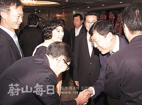 김종훈 동구청장이 본사 임원들과 인사를 나누고 있다.
 이상억 기자 euckphoto@iusm.co.kr