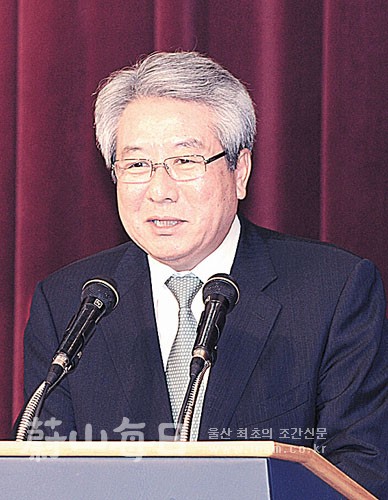 김복만 교육감이 울산매일신문 창간 20주년 기념식에서 격려사를 하고 있다.