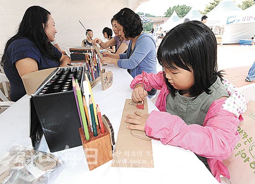 내 손으로 만드는 나만의 책 - 북 아트 체험부스에서 어린이가 책만들기 체험을 하고 있다. 우성만 기자 smwoo@iusm.co.kr