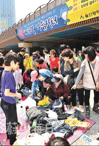 많은 시민들이 태화강 나눔장터를 찾아 물품을 판매하고 교환하는 등 하루 종일 북적였다. 이상억 기자 euckphoto@iusm.co.kr