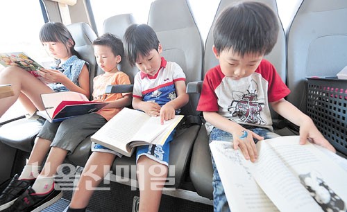20일 ‘책 문화 축제 한마당’에 참가한 어린이들이 행사장에 마련된 이동도서관에서 독서를 하고 있다. 김정훈 기자 idacoya@iusm.co.kr