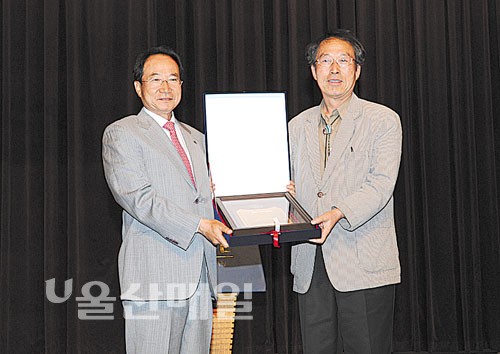 제3대 수상자인 송하춘 선생이 역대수상자를 대표해 하성기 S-OIL수석부사장에게 감사패를 전달했다.