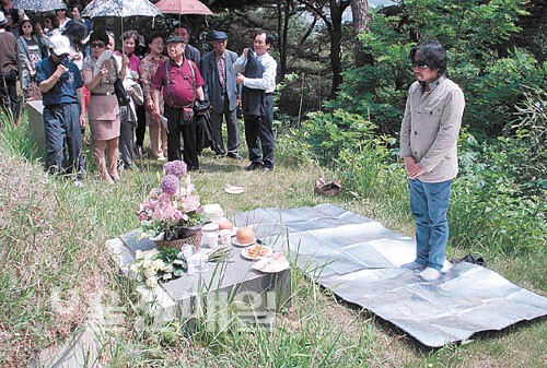 지난달 31일 오영수 문학상 박민규 수상자가 언양 오영수 선생 묘소를 참배했다.