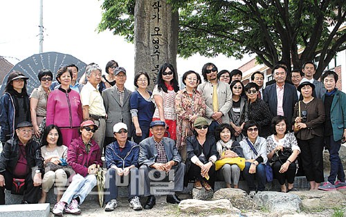 지난달 31일 오영수 문학상 박민규 수상자와 유가족, 문인들이 언양초등학교 교정에 있는 오영수 선생 문학비 앞에서 기념촬영을 했다.