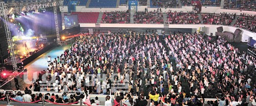‘울산매일 창간 21주년 기념 콘서트’가 28일 오후 동천체육관에서 열렸다. 부활의 공연이 펼쳐지자 5,000여명의 관중들이 열광하고 있다.