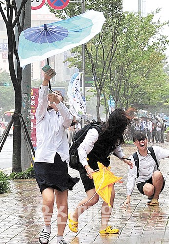 17일 제16호 태풍 ‘산바’의 영향으로 강한 비바람이 몰아치자 학생들이 넘어지지 않으려고 안간힘을 쓰고 있다.  	 우성만 기자 smwoo@iusm.co.kr