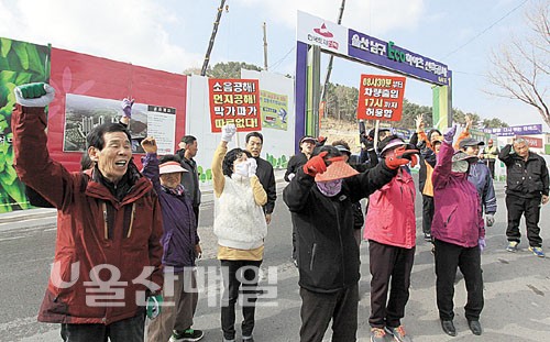 남구 선암동 한양아파트 주민들이 11일 남구 에코하이츠 신축공사장 앞에서 집회를 열고 공사차량 등으로 인한 소음·분진 등의 피해가 심각하다며 대책을 촉구했다.  김정훈 기자 idacoya@iusm.co.kr