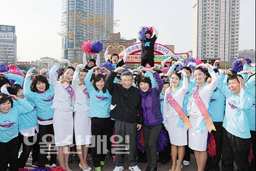박맹우 시장이 본사 이연희 대표이사, 만남자원봉사단과 울산매일태화강국제마라톤대회 성공을 기원하는 사랑마크를 보여주고 있다.