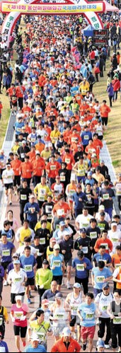 지난달 30일 울산태화강에서 열린 제10회 울산매일태화강국제마라톤대회에 참가한 5,000여명의 선수들이 힘차게 출발하고 있다.