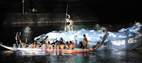 2013 울산고래축제가 열린 태화강에서 선사인들 고래잡이 재현 행사가 펼쳐지고 있다.