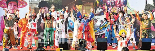 지난 26일 열린 고래춤 품바경연대회에 부산대표로 참가한 세계의상 각설이팀이 신명나는 공연을 펼치고 있다.