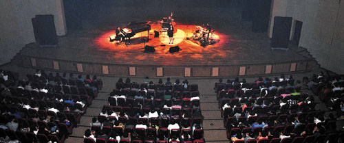 에디트 피아프 사후 50주년 기념 ‘제14회 울산사랑 환경콘서트’가 문예회관 대공연장에서 성황리에 열렸다.