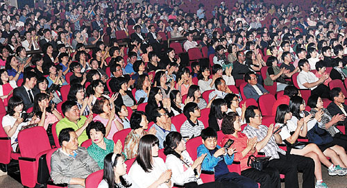 ‘레미 파노시앙 트리오’의 무대에 관객들이 박수를 치고 있다.