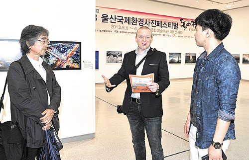울산국제환경사진페스티벌에 참여한 일본 사진작가 마사히로 오쿠(왼쪽)씨와 케나다 사진작가 제이스 틸(가운데)이 사진작품에 대해 이야기를 나누고 있다.
