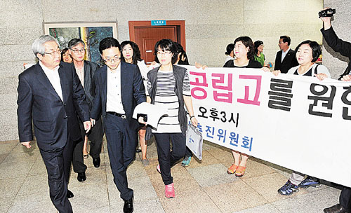 범서·천상공립고추진위원회가 3일 시의회 본회의장 앞에서 홍명고의 울주군 천상 이전을 반대하는 피켓 시위를 벌이며 김복만 울산시교육감에게 항의하고 있다.  김정훈 기자 idacoya@iusm.co.kr