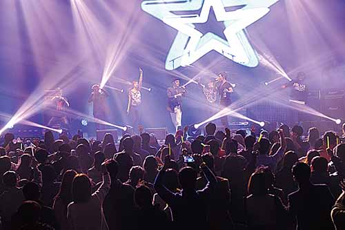 관객들이 ‘미인’‘아름다운 밤’ 등 5인조 남성그룹 울랄라세션의 화려한 무대에 열광하고 있다.