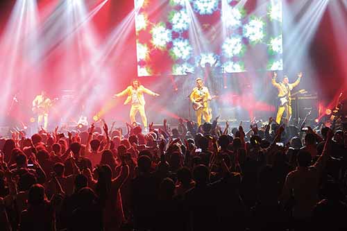 지난달 30일 울산KBS홀에서 열린 울산매일 2013 송년콘서트에서 5인조 인디록밴드 장미여관이 화려한 공연을 펼치고 있다.
