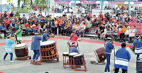 지난 4일 남구 달동문화공원에서 시민들이 일본 니가타시의 코시와다이코 북 공연을 관람하고 있다.