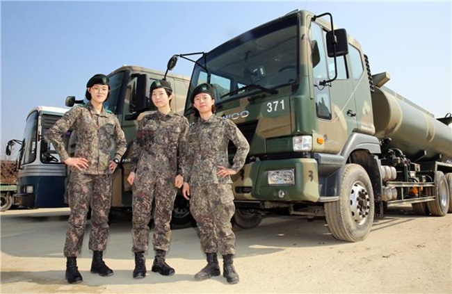 대형 차량 모는 여군 하사 3인방