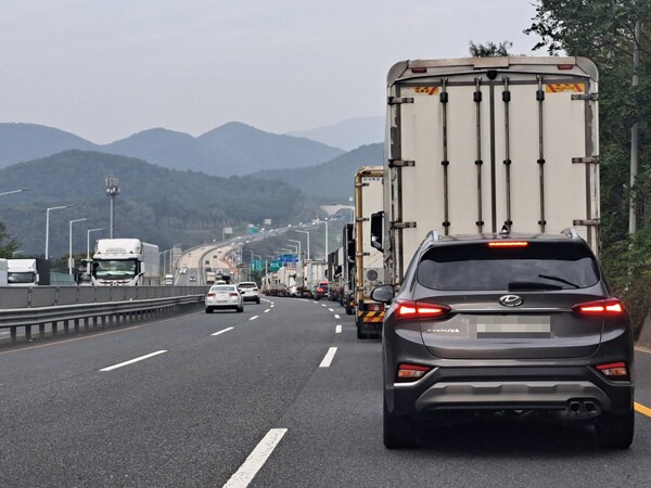울산 북구 오토밸리로에서 중산IC로 향하는 차량 행렬. 약 2km에 달한 행렬은 멀리 매곡교차로까지 이어지고 있었다.