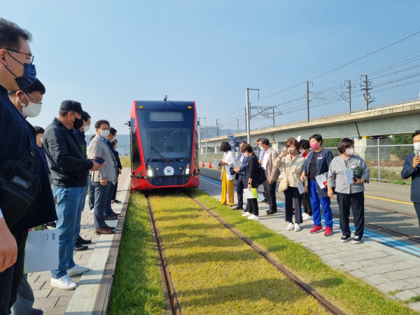 지난달 29일 울산 북구 주민과 북구의회 의원들이 청주 한국철도기술연구원 오송기지에서 트램 시승 체험을 실시하고 있다.