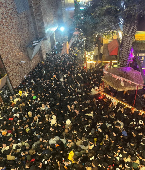 지난 29일 밤 서울 용산구 이태원동 해밀톤 호텔 부근 도로에 시민들이 몰려 있다. 이날 핼러윈 행사 중 인파가 넘어지면서 대규모 압사 사고가 발생했다. 연합뉴스