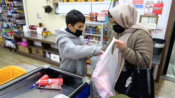 아프가니스탄 특별기여자 코히스터니씨 가족이 마트에서 장을 보고 있다.