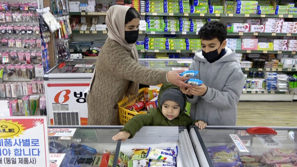 아프가니스탄 특별기여자 코히스터니씨 가족이 마트에서 장을 보고 있다.