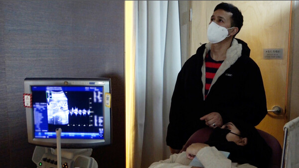 아프가니스탄 특별기여자 시디키·옴란씨 부부가 아기 초음파를 보고 있다.