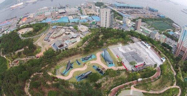 한국관광공사의 '강소형 잠재관광지'로 선정된 울산 남구 장생포 고래문화마을 항공사진. 울산매일 포토뱅크