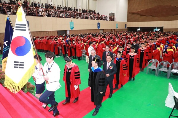 16일 울산 울주군 UNIST 실내체육관에서 열린 '2023학년도 학위수여식'에서 김두겸 울산시장, 이용훈 UNIST 총장, 이현순 UNIST 이사장, 조무제 UNIST 전 총장, 이순걸 울주군수 등 학사행렬이 입장하고 있다.