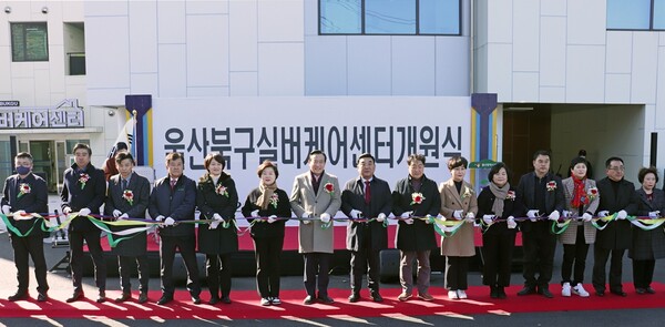 울산 첫 공공형 치매 전문요양기관인 '북구실버케어센터 개원식'이 21일 울산 북구 중산공업로 북구실버케어센터에서 열린 가운데 김두겸 울산시장, 박천동 북구청장, 김정희 북구의회 의장, 박종진 북구실버케어센터 원장 등 참석자들이 개원 축하 테이프를 자르고 있다. 윤일지 기자