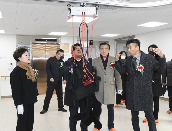 울산 첫 공공형 치매 전문요양기관인 '북구실버케어센터 개원식'이 21일 울산 북구 중산공업로 북구실버케어센터에서 열린 가운데 김두겸 울산시장이 박천동 북구청장, 김정희 북구의회 의장, 박종진 북구실버케어센터 원장 등 참석자들과 시설을 둘러보고 있다. 윤일지 기자