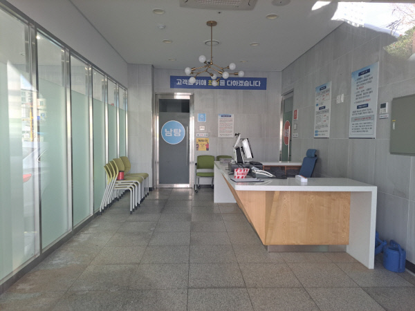 2년째 운영이 중단된 울산 남구 선암목욕탕 내부.