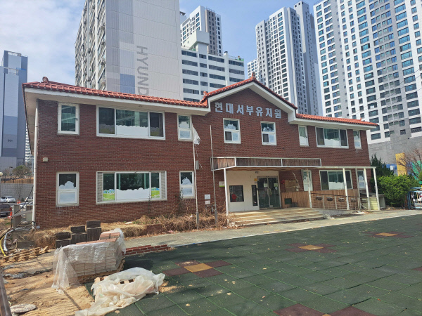 울산 동구 서부동 247-4 일원에 위치한 옛 현대서부유치원 전경. 지난 2020년 유치원이 이전한 후 3년째 방치된 상태다.