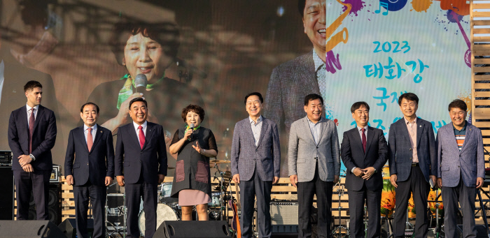 20일 열린 태화강 국제 재즈 음악제 개막식에 참석한 본사 이연희 대표이사, 김두겸 울산시장, 김기환 울산시의회 의장, 김기현 국민의힘 대표, 박성민 국회의원, 이정환 울산방송 사장, 윤영찬 중구 부구청장, 이성룡 시의회부의장, 조나단 스핑크 (주)해울이해상풍력대표 등이 무대 위에서 관객들에게 개막을 알리는 인사를 하고 있다. 이수화 기자