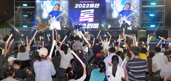 울산의 초여름 밤을 젊음의 열기로 장식할 ‘2023울산록페스티벌’이 2일 오후 7시 태화강 둔치(구 태화호텔앞)에서 펼쳐진다. 사진은 지난해 행사 모습. 울산매일 포토뱅크