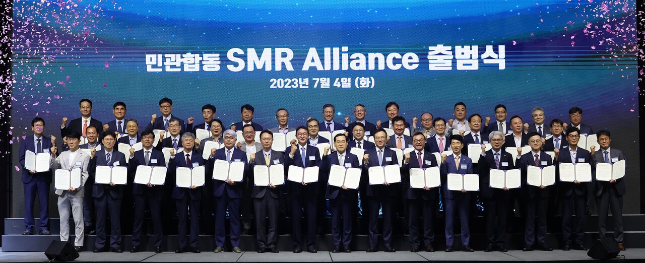 ‘민관 합동 소형모듈원전(SMR) 얼라이언스’ 출범식이 4일 서울 중구 웨스틴조선호텔에서 열린 가운데 이창양 산업통상자원부 장관, SK㈜ 장동현 부회장, 황주호 한국수력원자력 사장 등 참석자들이 기념촬영 하고 있다. SMR 얼라이언스에 참여하는 민관은 앞으로 ‘SMR 분야 국가 경쟁력 강화’를 목표로 SMR 활용 사업 전략, 제도 기반 조성 방안 등을 수립한다. 연합뉴스