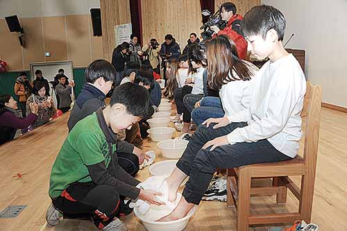 지난 2016년 12월말 열린 울주군 상북면 향산초등학교의 마지막 졸업식. 후배들이 졸업생들의 발을 씻겨주고 있다. 향산초는 이듬해 상북초로 통합됐다.