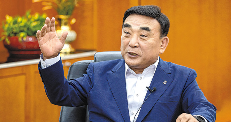 김두겸 울산시장은 지난 13일 시청 시장실에서 본지 창간 32주년 맞아 진행된 강정원 뉴스룸 국장과의 인터뷰 자리에서 기업 유치·공업축제 박차 등 ‘김두겸표’ 혁신을 기대해달라고 밝혔다. 이수화 기자
