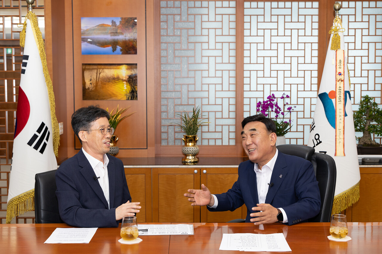 김두겸 울산시장이 지난 13일 시청 시장실에서 본지 창간 32주년을 맞아 강정원 뉴스룸 국장과 인터뷰를 진행하고 있다.  이수화 기자