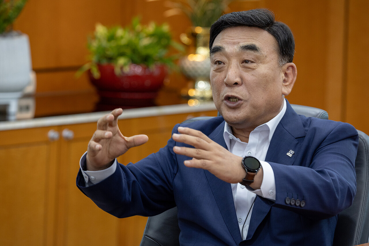 김두겸 울산시장이 지난 13일 시청 시장실에서 본지 창간 32주년을 맞아 강정원 뉴스룸 국장과 인터뷰를 진행하고 있다.  이수화 기자