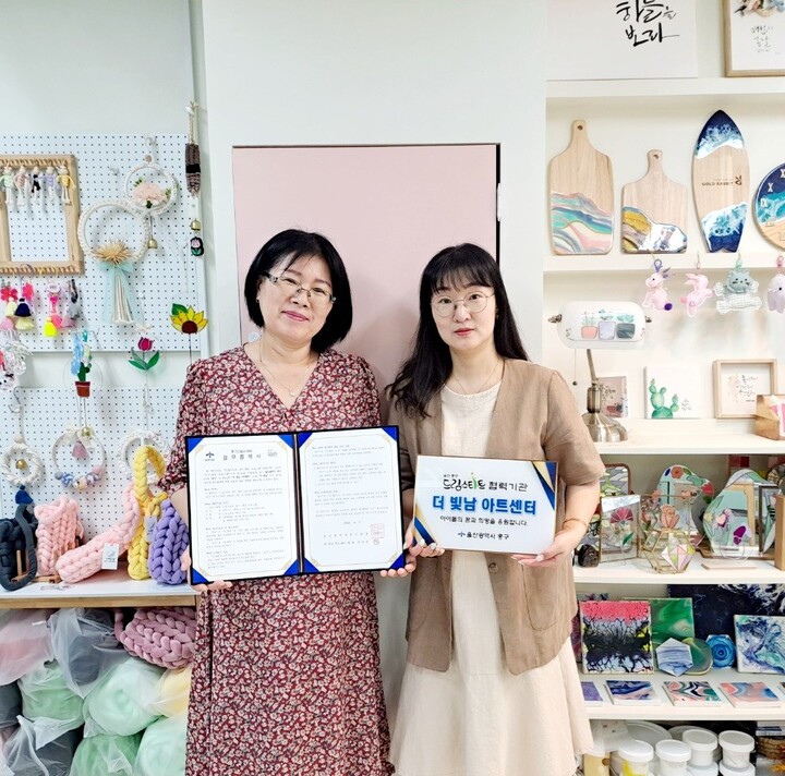 울산 중구 드림스타트는 7일 더 빛남 아트센터와 드림스타트 대상 아동의 공예체험을 위해 커피클레이, 백드롭 페인팅 체험 등 재료비 할인 지원에 대한 협약을 맺었다.
