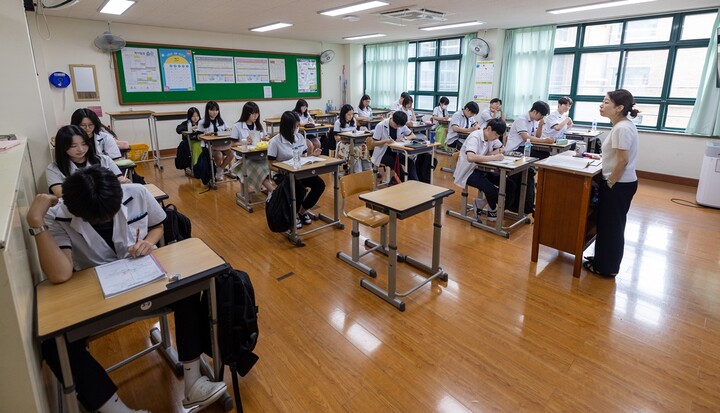  2024년도 대학수학능력시험을 100일 앞둔 8일 울산 남구 문수고등학교 3학년 교실에서 수험생들이 수업에 열중하고 있다. 최지원기자