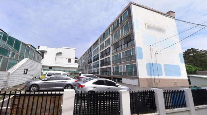 정밀안전점검에서 최 하위 등급을 받았지만 주민들의 이주 등의 조치가 이뤄지지 않고 있는 동구 방어진의 한 아파트.