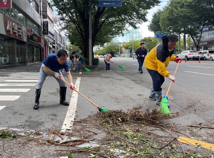 국민의힘 울산시당 이채익 시당위원장과 당협 관계자 등이 10일 남구 옥동에서 태풍이 지나간 후 떨어진 나뭇가지를 치우고 있다. 국민의힘 울산시당 제공
