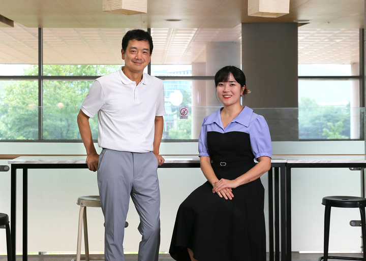 UNIST 바이오메디컬공학과 김성필 교수와 제1저자 이승지 연구원.
