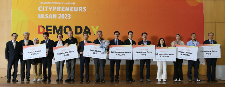 '울산-UN 도시문제해결 창업경진대회 - Citypreneurs(씨티프레너스) Ulsan 2023' 수상자들이 대회가 끝난뒤 포즈를 취하고 있다. UNIST제공
