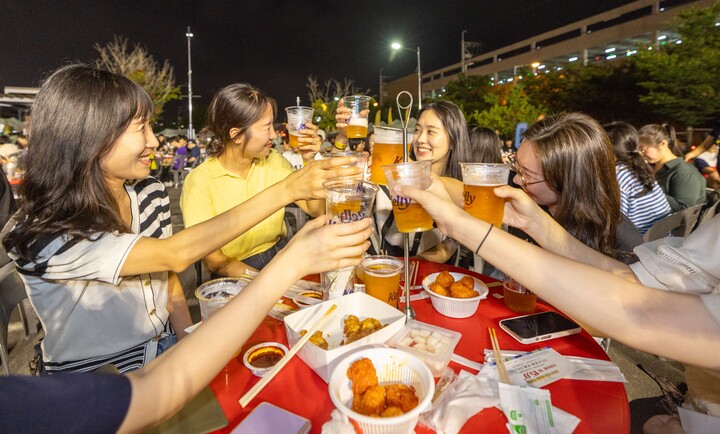‘2023 진장 살얼음 맥주축제’ 개막날인 지난 18일 울산 북구 진장동 홈씨씨 인테리어 울산점 앞에서 시민들이 시원한 맥주를 들고 건배하고 있다. 최지원 기자 rosesian2@iusm.co.kr